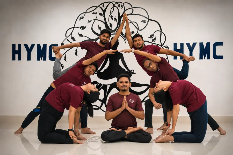 Jyotishman meditating at the centre of his yoga group in formation